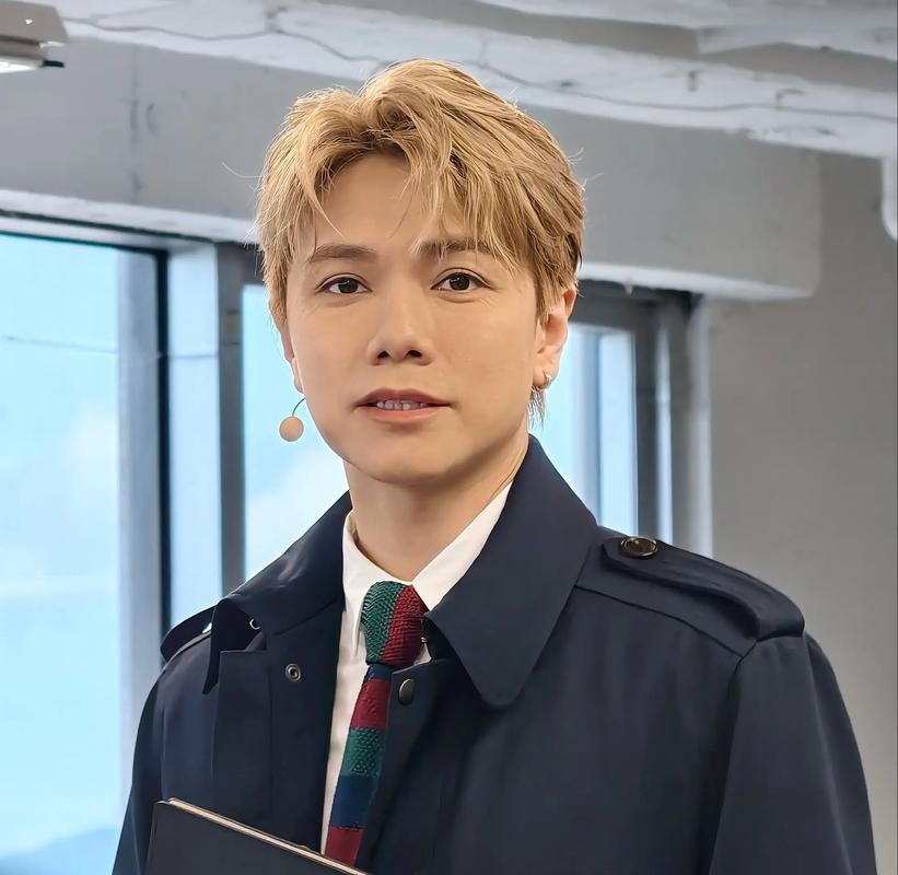 大家别光盯着张敬轩，他这辈子也别想“翻红”了！背后的“英皇”及港独资本才是罪魁祸