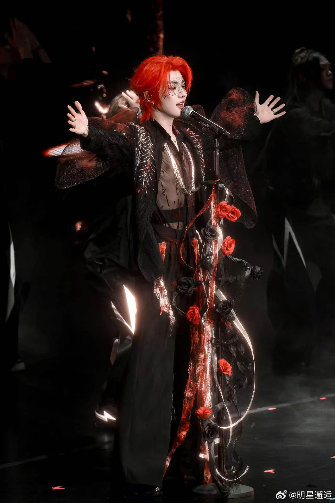 少年和玫瑰永远热烈 ，红发的郝熠然又A又魅！ 