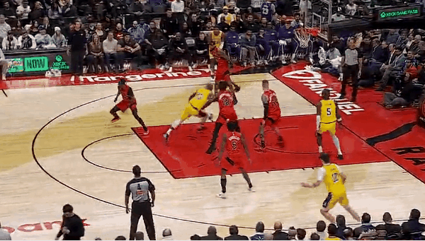 顶级视野！詹姆斯这传球太秀了！
在今天NBA常规赛湖人对阵猛龙的比赛的第一节中，