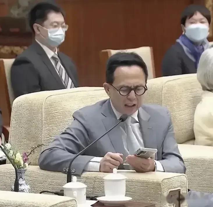 我以为只有我这种普通打工仔才会给手机套个壳子，我之所以给手机上套，是因为我穷，心