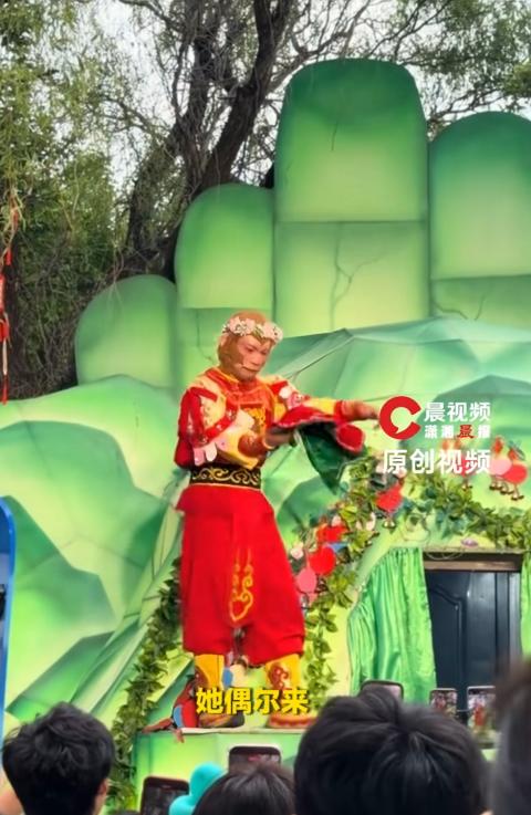 真是活久见！8月4日报道，吉林长春，网红“雪饼猴”被一女子堵门索要手术费，理由荒