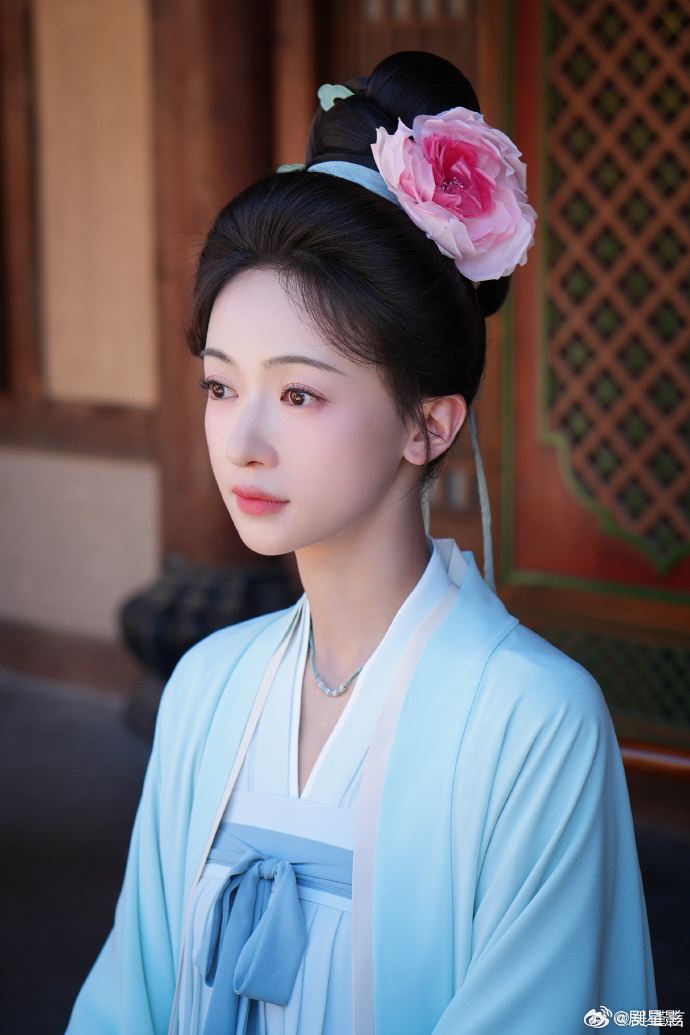 吴谨言提前祝大家假期快乐   吴谨言素衣簪花造型真的是太美了呀，不仅仅跟我们分享