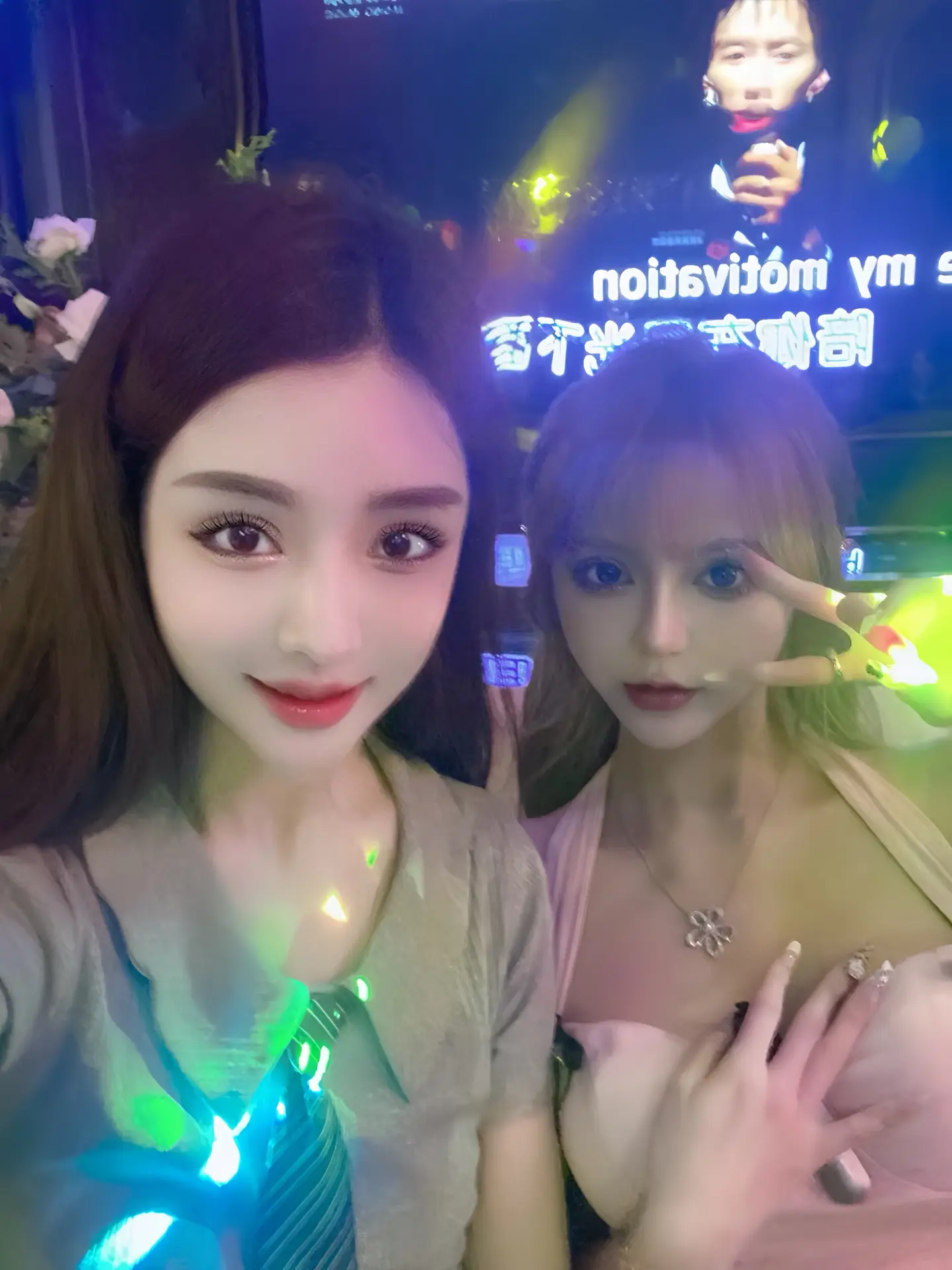 去年和小姐姐一起唱歌🎤 也是乃馨同学最喜欢的达人哈哈！ 一起进步呀！...