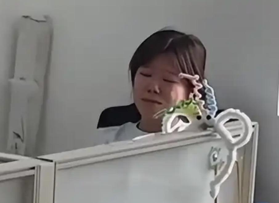广东深圳一小学老师，在给学生批改作业时崩溃大哭，而她大哭的背后，不是对学生的嫌弃