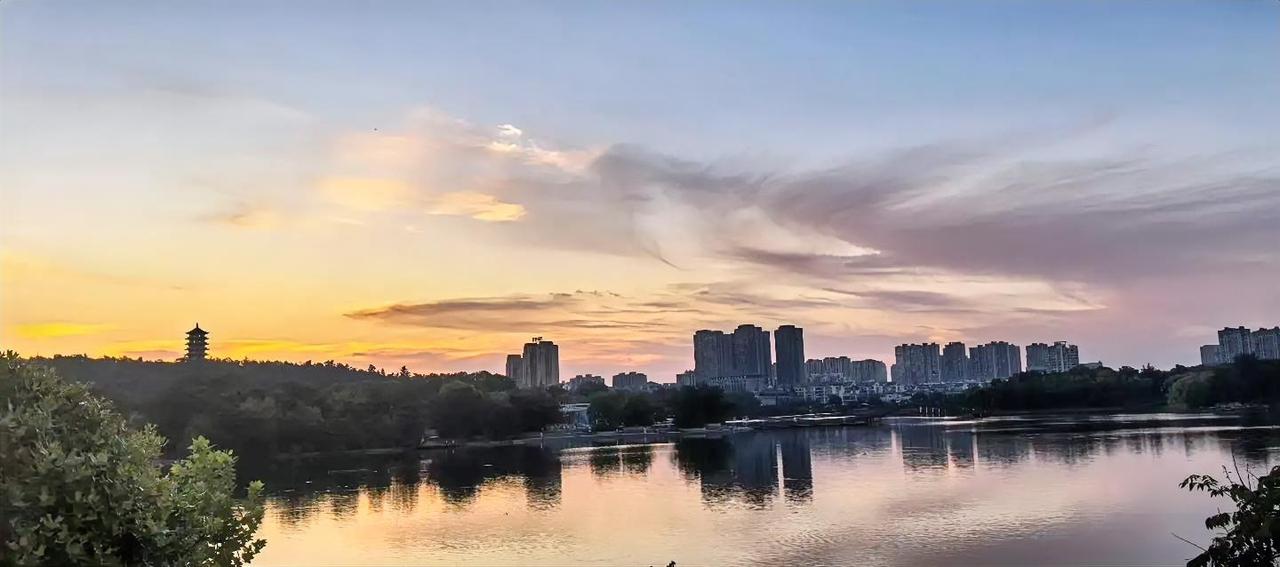 《大蚌埠帝国的落日晚霞》
       那可真是绝了！之前我去蚌埠游玩，傍晚时分