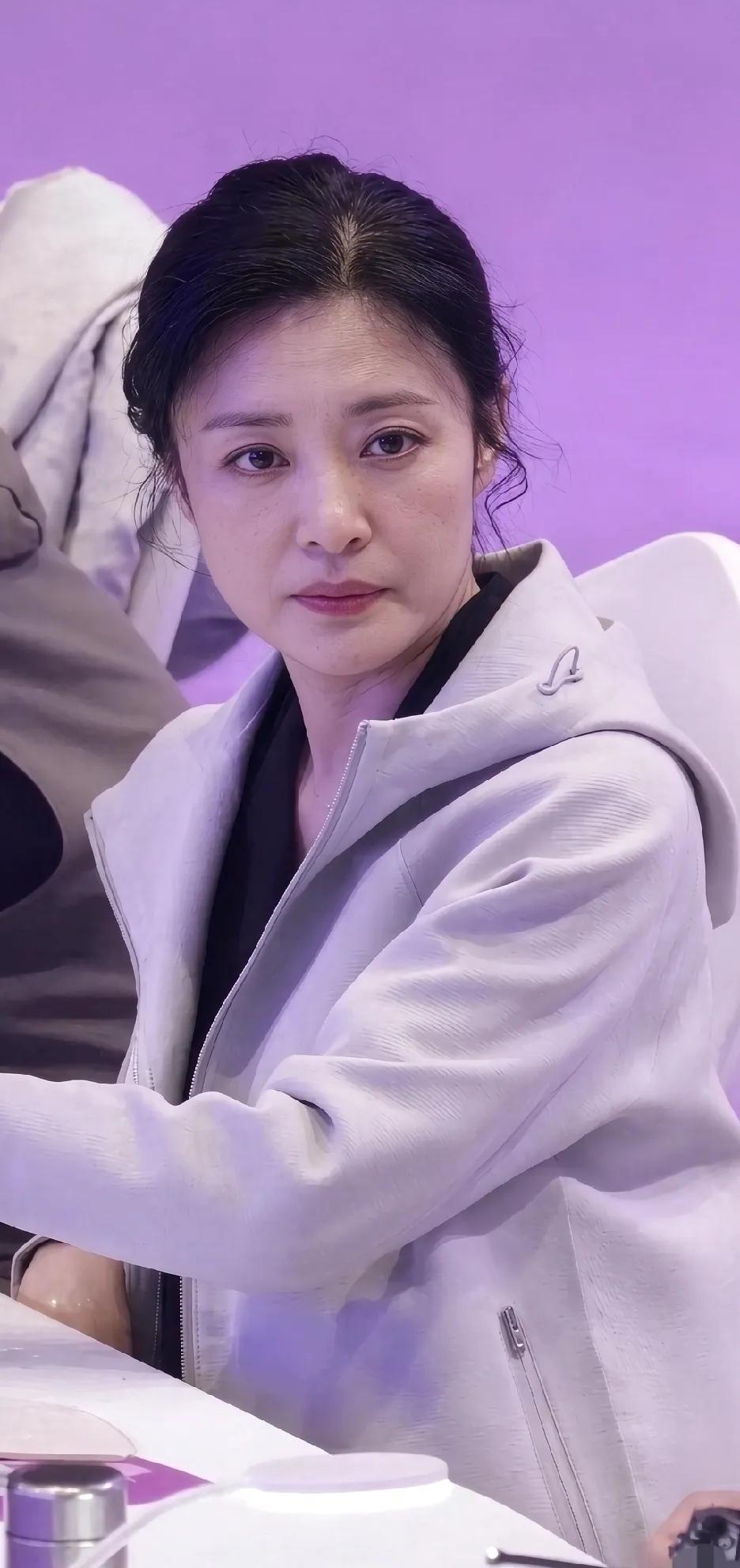 真正的气质，藏在岁月里。
周涛这组现场原图，浅灰外套搭配黑色上衣，简简单单一身，