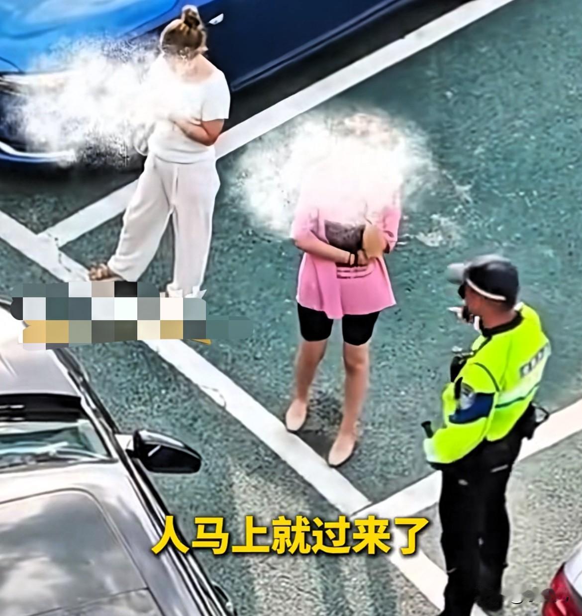 脸丢大了！浙江宁波，两女子车还没到，人却“强占”了公共车位，黑车司机想要停在这，