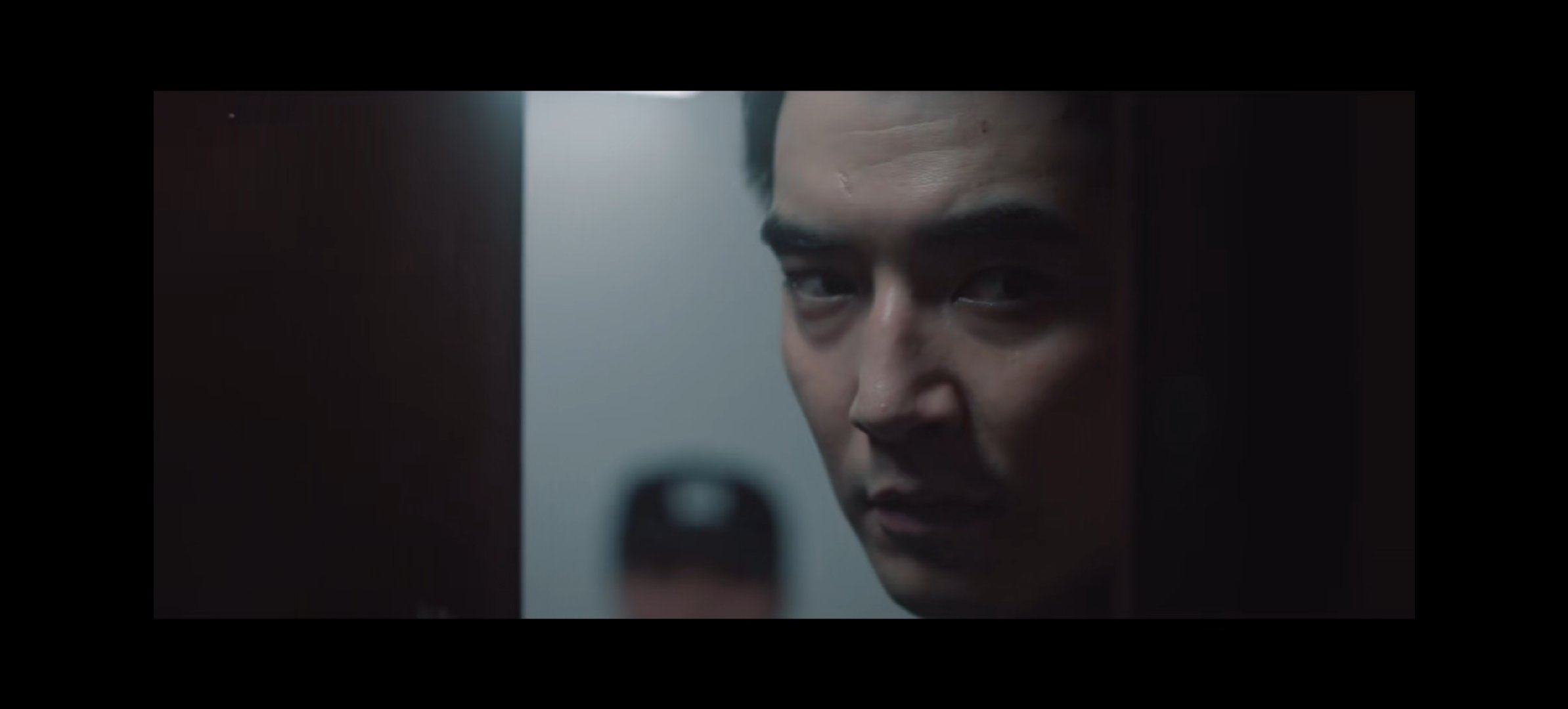 杜城我同事呢  当杜城焦急地寻找沈翊时，我们感受到了他内心的紧张和不安。这句台词