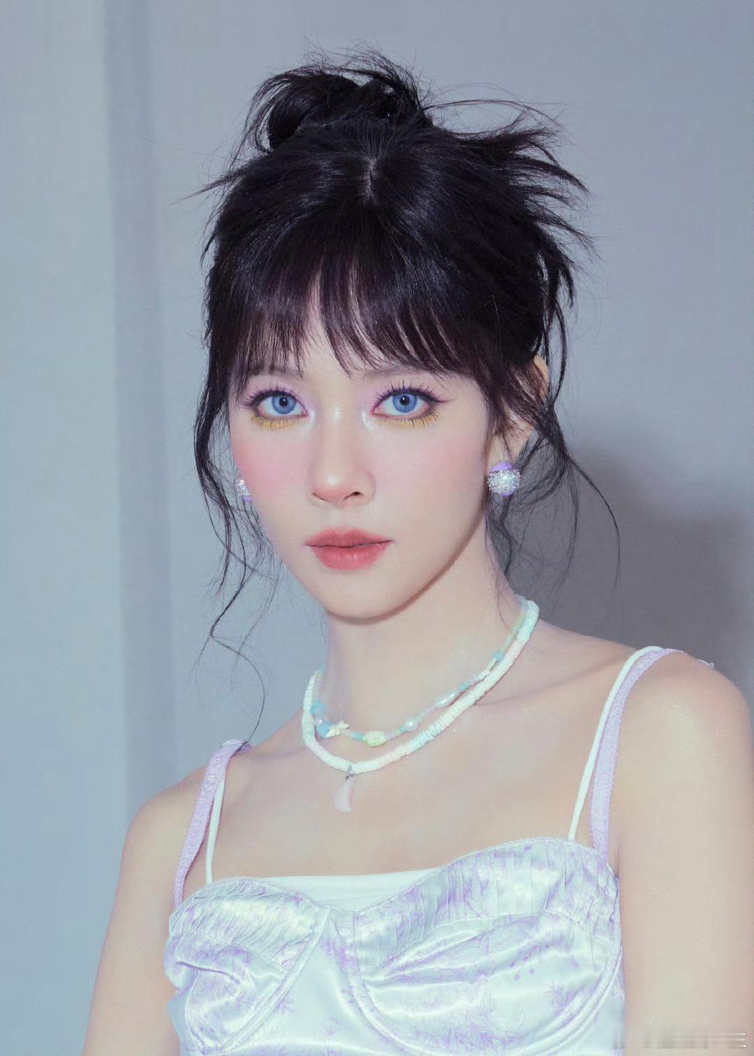 这居然是宋妍霏家人们，我被宋妍霏四公造型惊到了！以往的酷飒印象还在脑海，这次却化