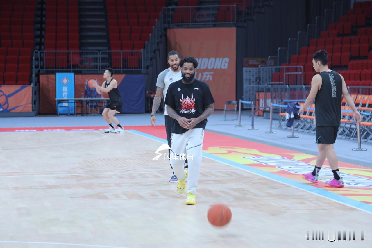 CBA联赛仅战四场，山东男篮2胜2负，对手实力皆不算强，却给山东男篮敲响了警钟。