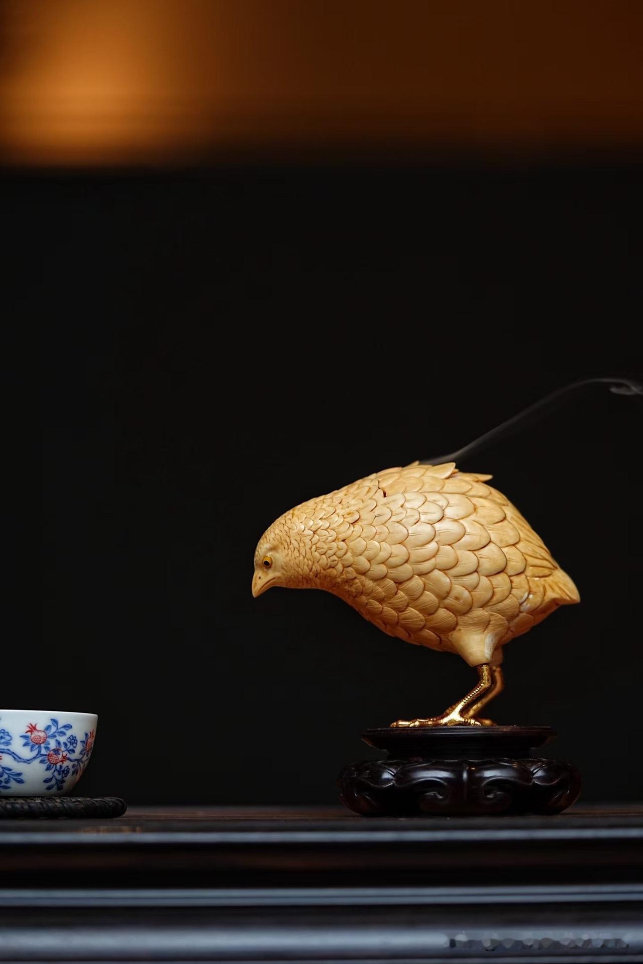 有些祝福，不必写在纸上。

一只鹌鹑，一缕香烟，便足以道尽“安居乐业”四字。猛犸