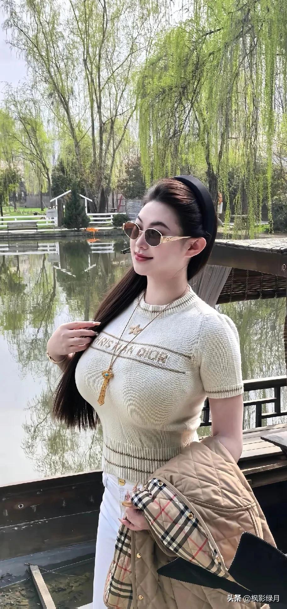 孤月不知游子意，
清风却送故乡音。