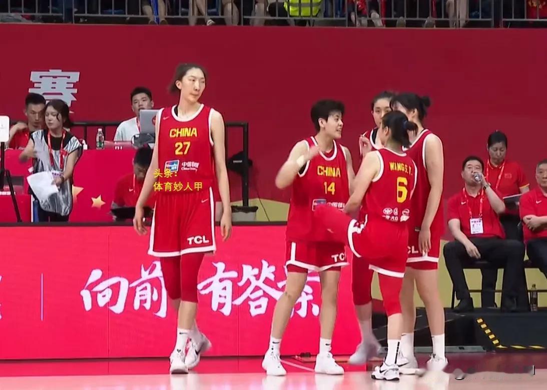 中国女篮赢球，有一个人却开心不起来，空篮也不进球，12中3，三分4中0！2米11