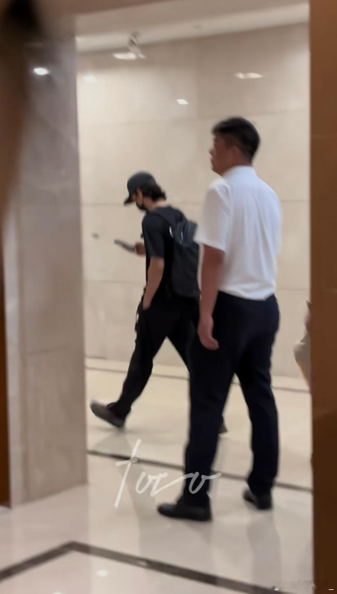 此男刚下飞机就立马给老婆发消息报备了