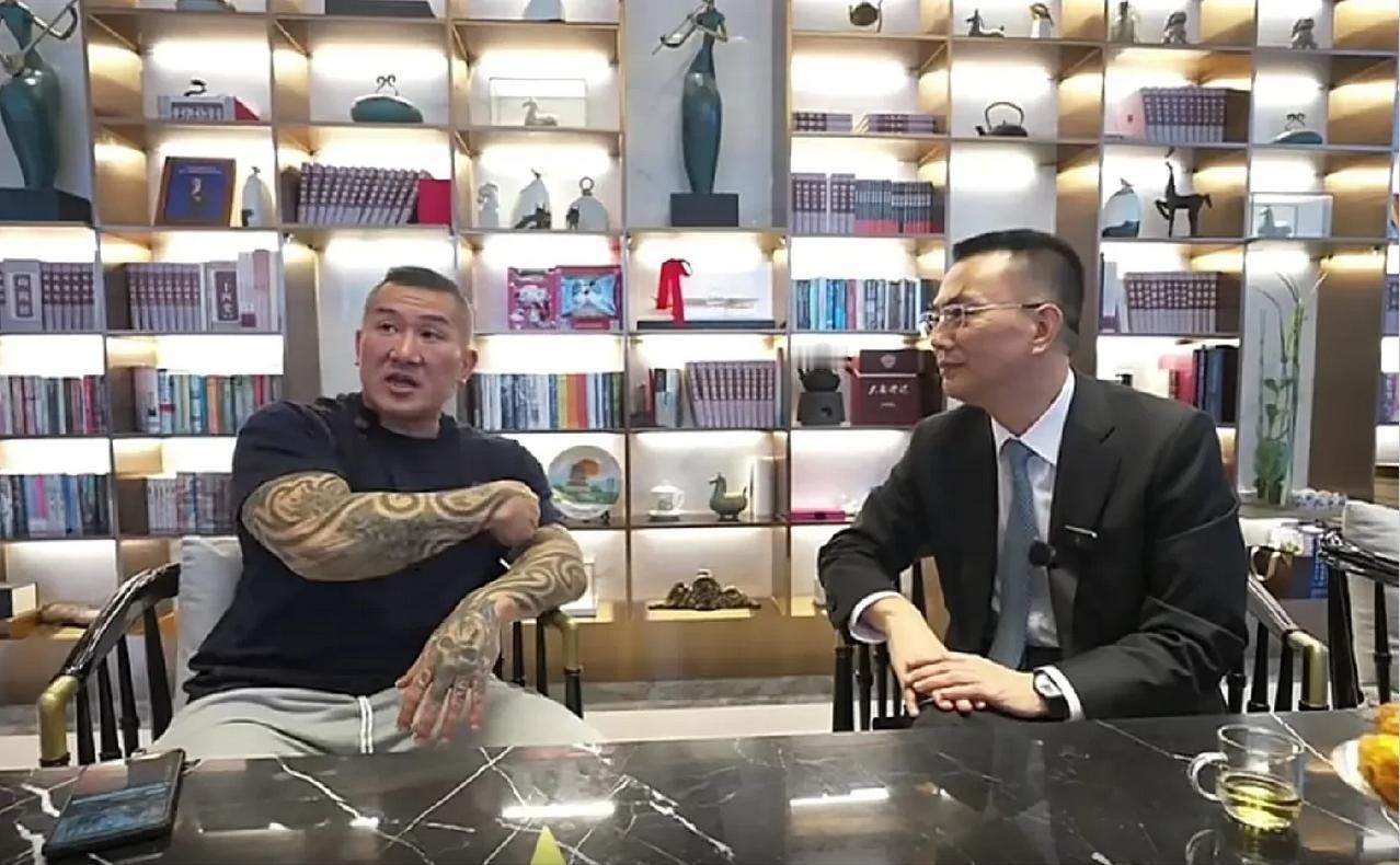网红“馆长”终于见到“大人物”了！

信源：“馆长”坦言，超级紧张。 台湾网红“