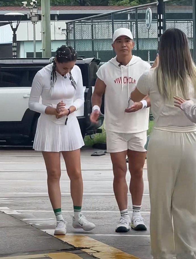 刘畊宏老婆以前挺瘦的，这两年天天陪着他跳操人都变壮实了，虽然抛弃了好身材，但有一