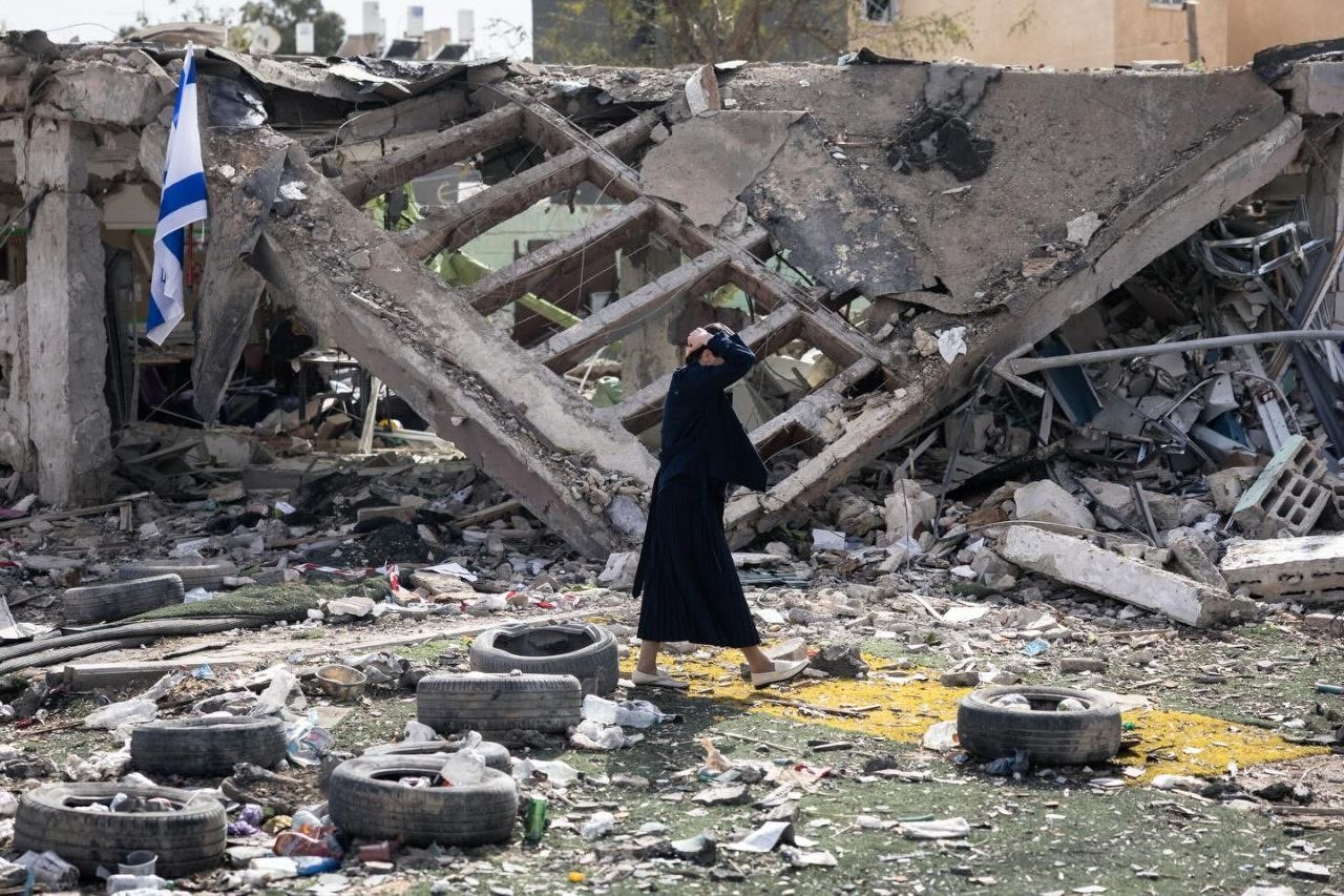 美伊以冲突中东局势 以色列迪莫纳地区撞击坑，威力不小，炸别人不觉得，自己挨了还是