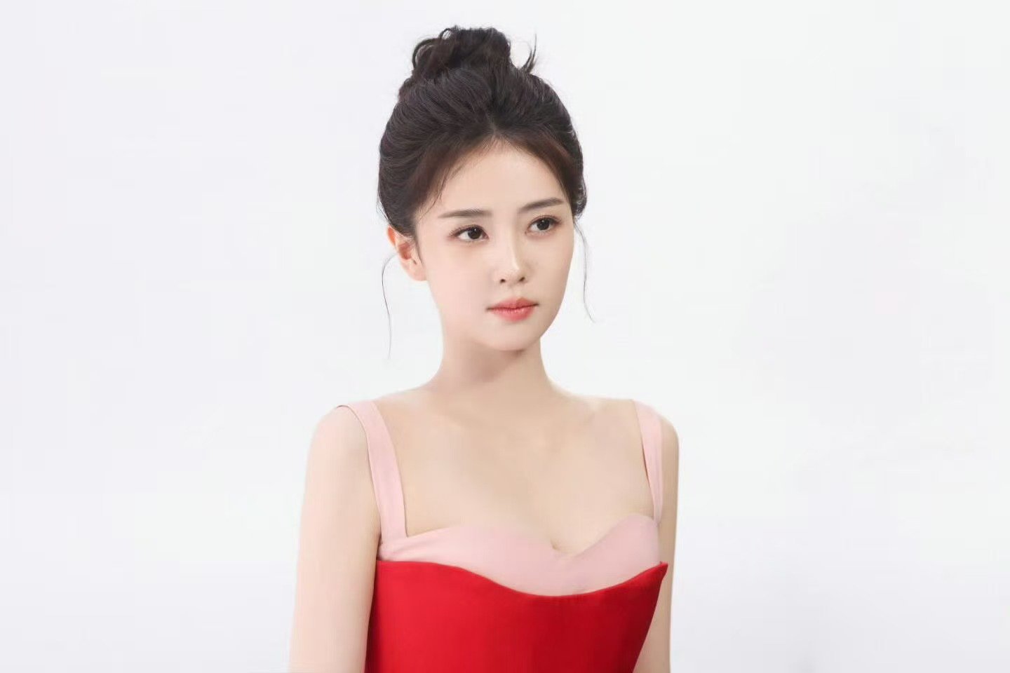 白鹿氧气呼吸妆金鹤龙给白鹿化的氧气呼吸妆 金鹤龙给白鹿化的氧气呼吸妆 