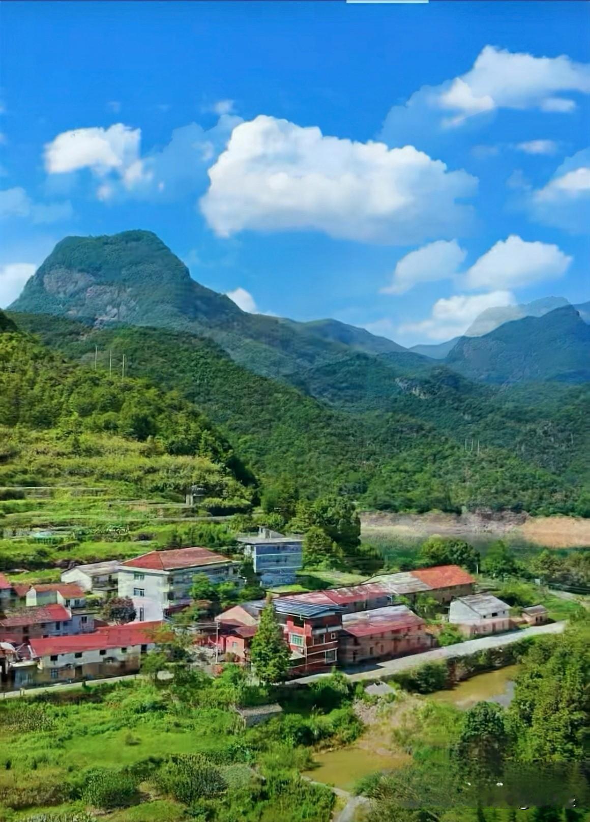 这描述简直就是我心中农村风景的真实写照！我也想起一处如诗如画的农村。有个豫西山村