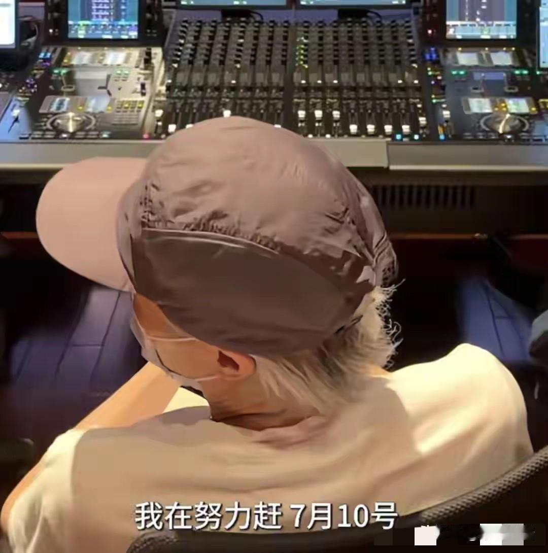 周星驰，引发热议。

6月22日，64岁的周星驰，冲上热搜，许久未见的他，带了一