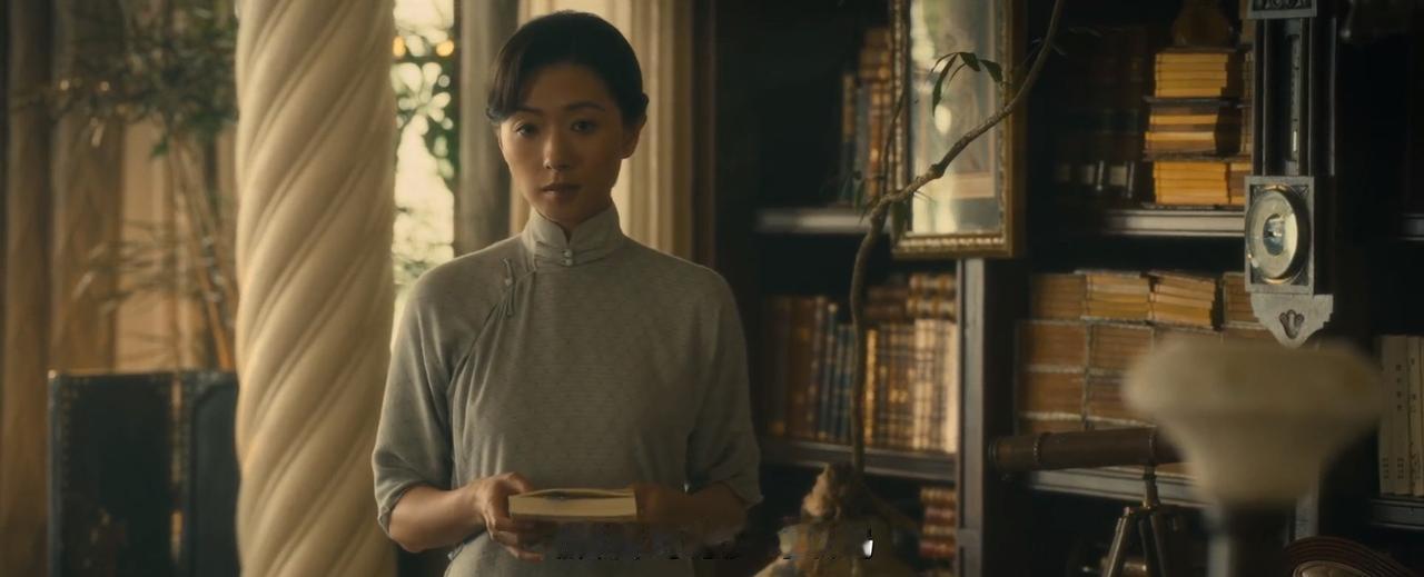 读书的女人真美！看，在《八千里路云和月》这部剧里，丁玉娇为田家泰读《唐吉诃德》的