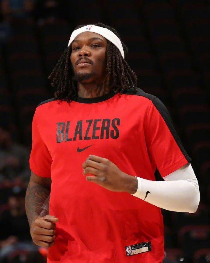 波特兰开拓者官方：克里斯·穆雷、谢登·夏普，罗威今晚均可出战丹佛掘金。罗威复出 