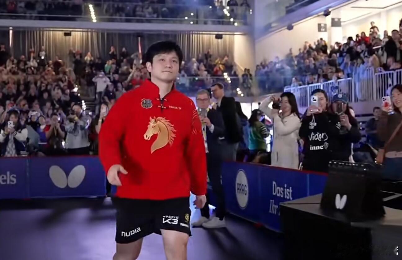 樊振东身穿中国红队服中国红闪耀世界，马年限定队服俱乐部太用心啦 