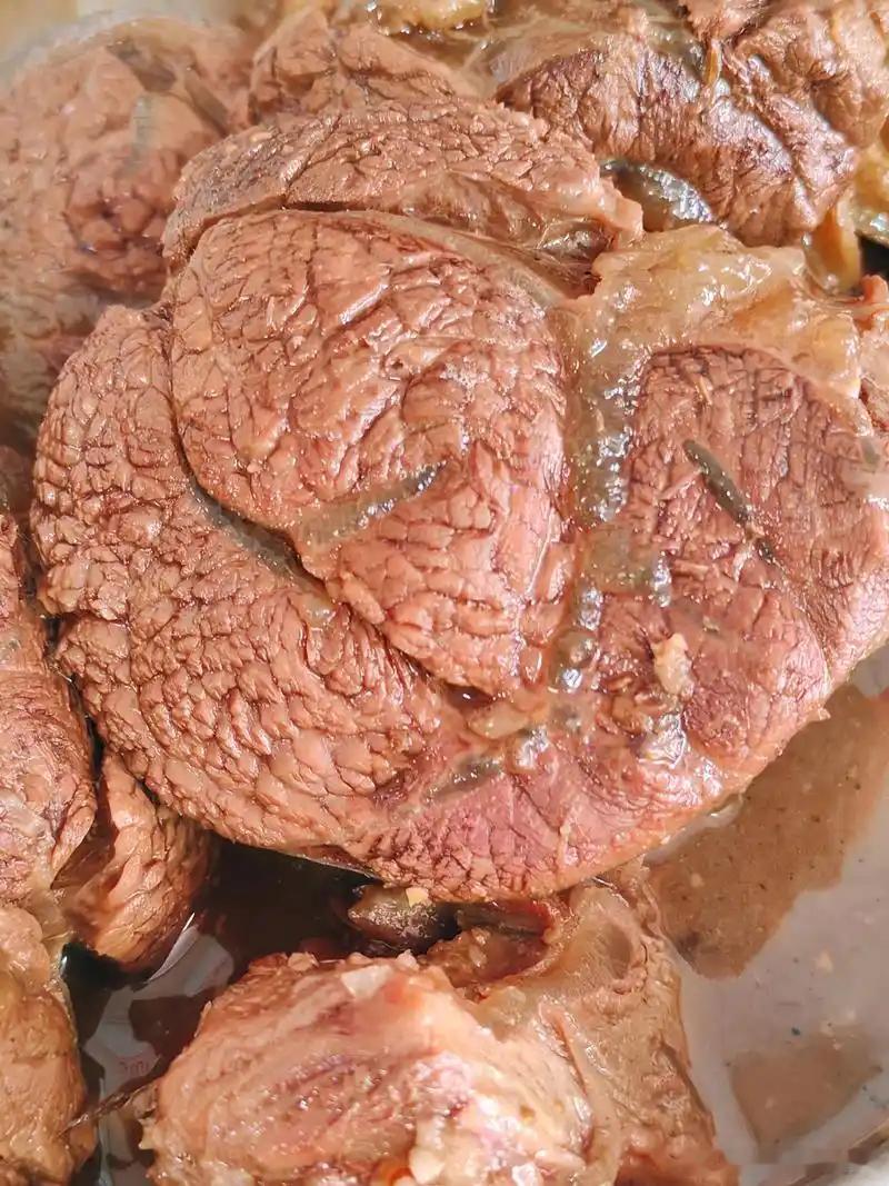 自制酱牛肉出锅啦🐂肉质紧实不柴，卤香层层渗透，切片就能吃配面、下酒、当凉菜都合