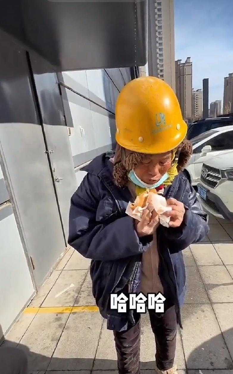 一句“闲不住”，便将一身生活压力默默咽下。
图片上的这位老大姐满脸沧桑，我们无从