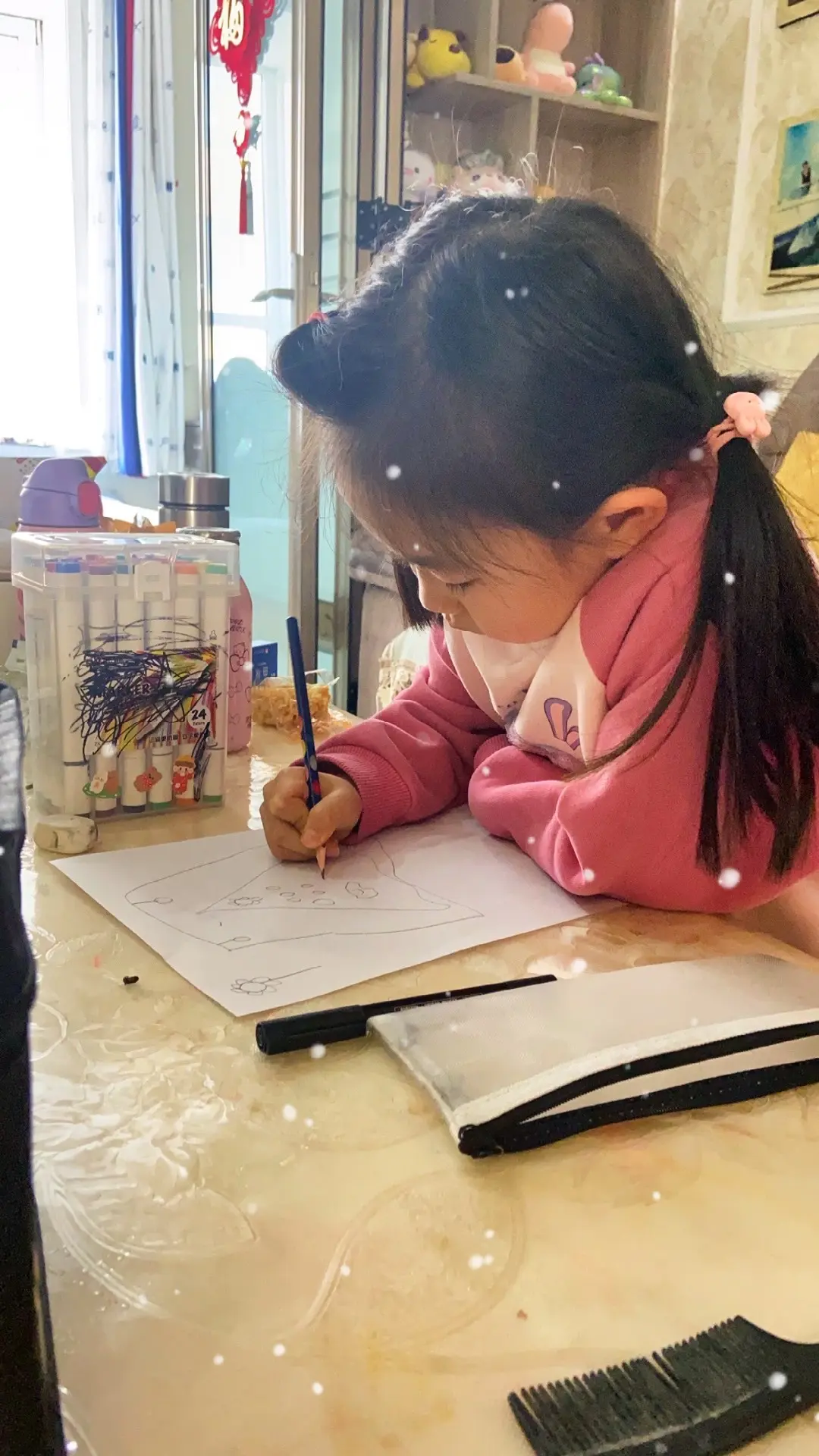 什么是成长？当我说腰疼时，她举起小拳头给我捶捶！ 当我说有些累时，她生...