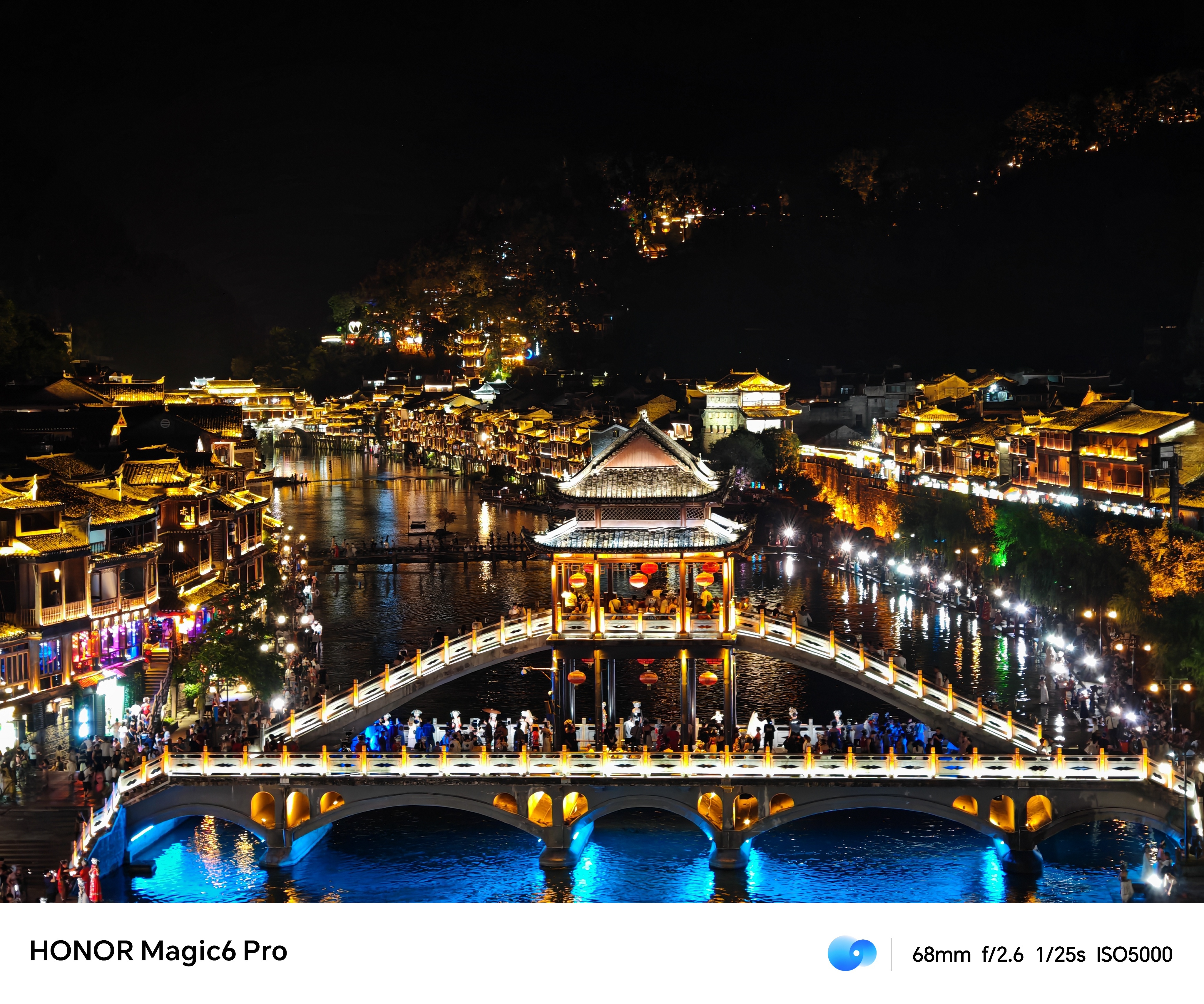 凤凰古城夜景真的完美诠释中式美学，华灯初上，灯火辉煌，游客们熙熙攘攘的在小桥流水