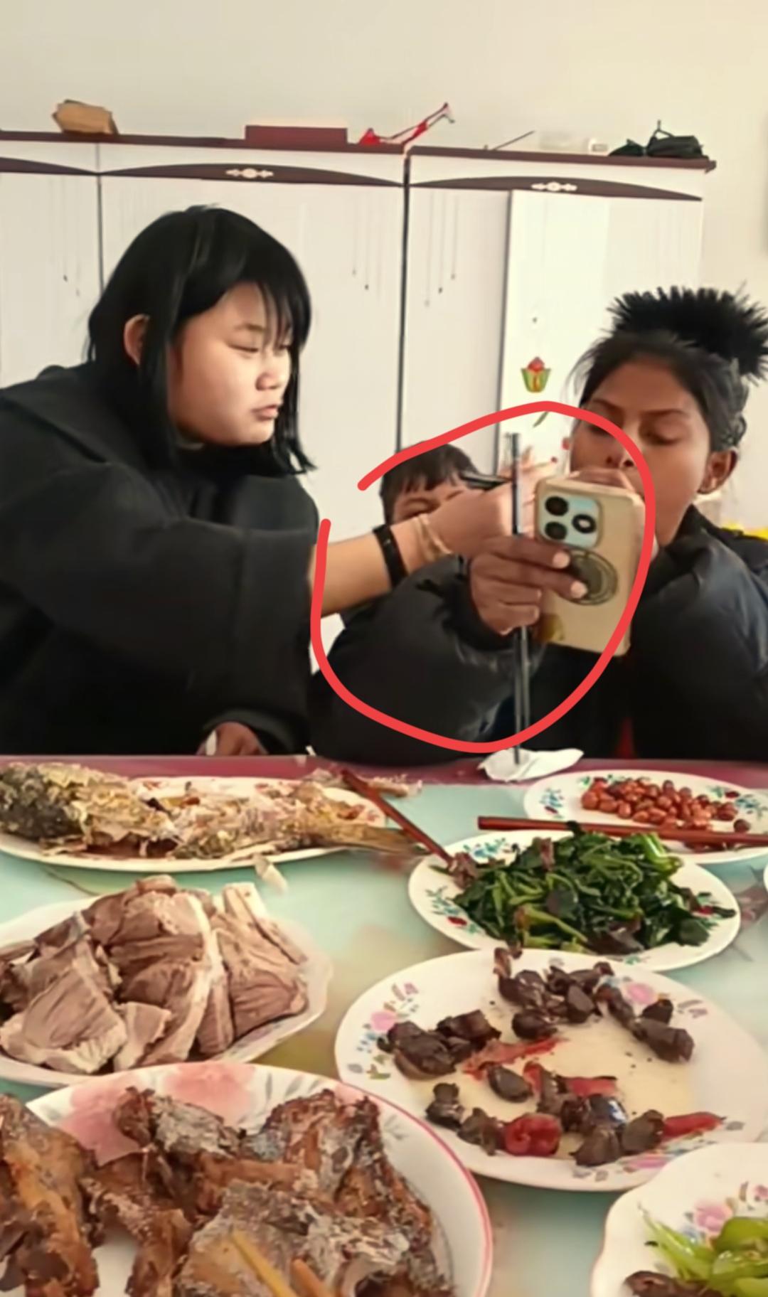 看到山东小涛家的过年夜饭，我忍了
看到他巴基斯坦媳妇穿着不合身的新衣服，我也忍了