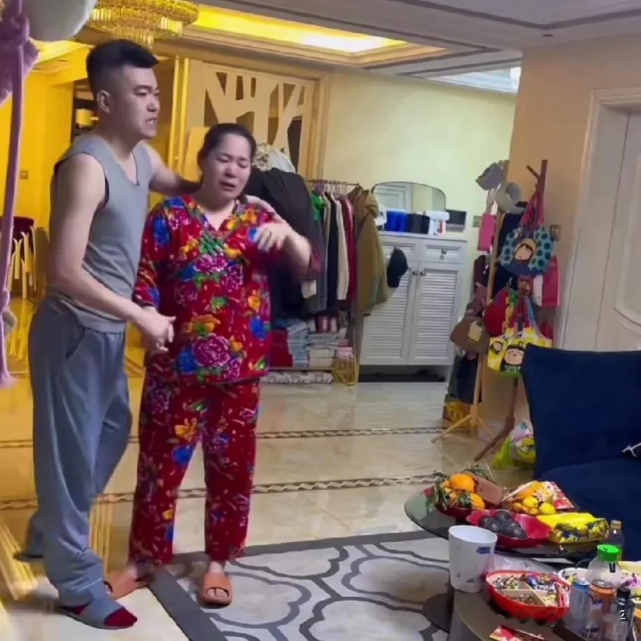 妻子和孩子们回屋休息后，岳母被男子的一个举动吓了一大跳！2月11日，吉林，男子看