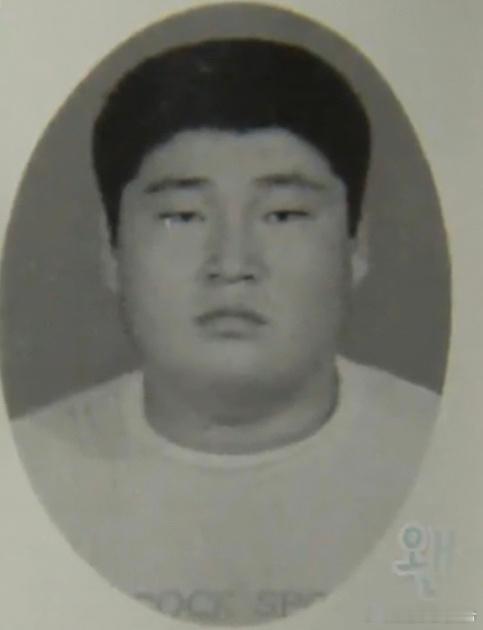 姜虎东，1970年出生于韩国庆尚南道的晋州市，是家中2男3女中老小。毕业于马山市