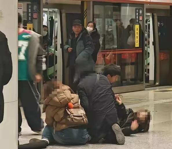 近日，北京地铁一站台上，三名乘客发生争吵，其中一名男子猛烈击打另一名女子头部。中