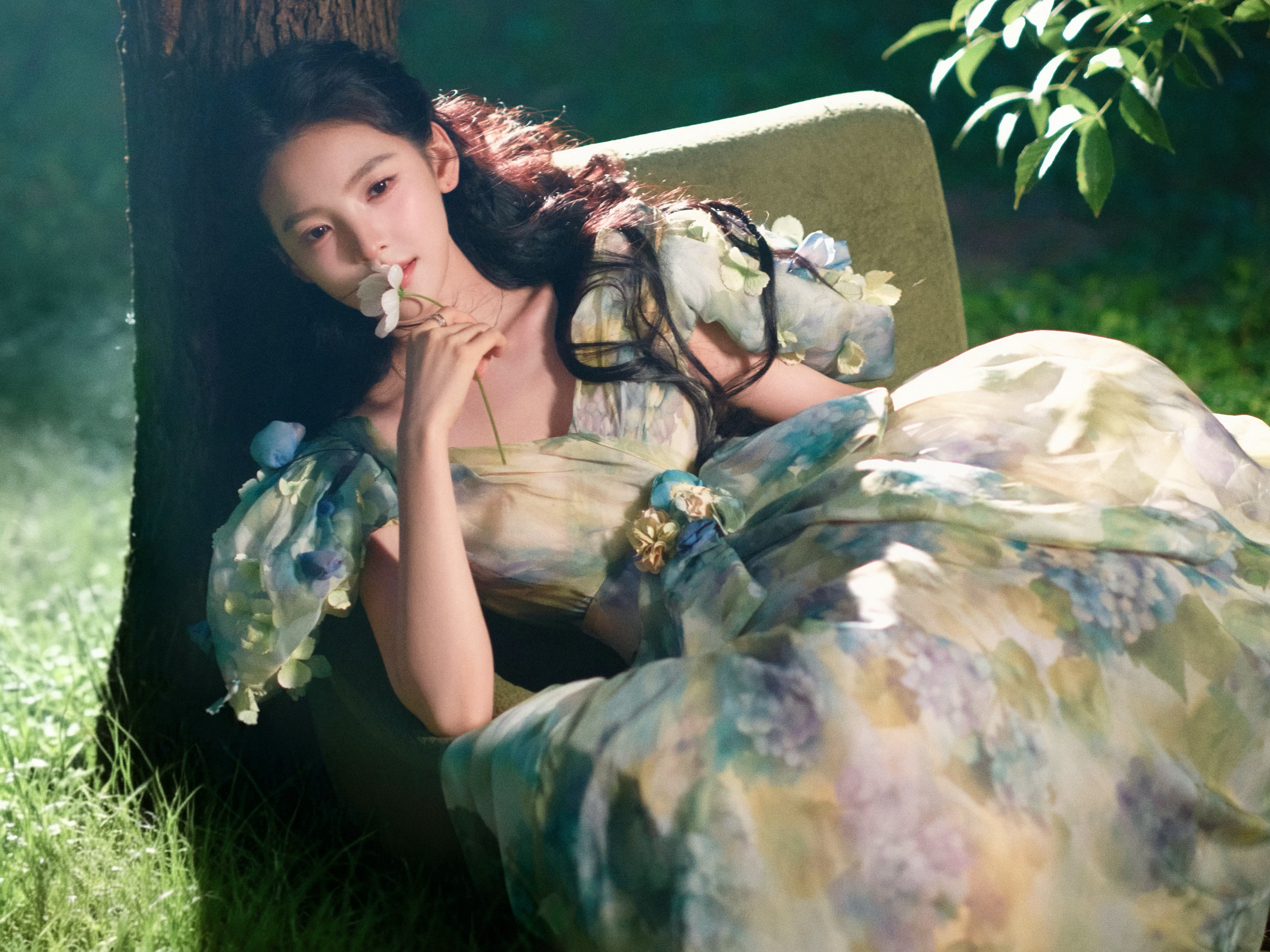 章若楠｜时尚芭莎红毯 “花仙子”若楠来咯  ～  今日 BAZAARGALA 造