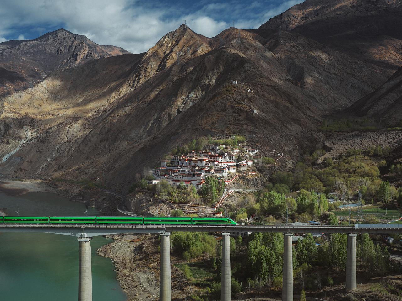 巴尔曲德寺是西藏林芝市境内规模最大的藏传佛教格鲁派寺庙之一，坐落于林芝市朗县雅鲁