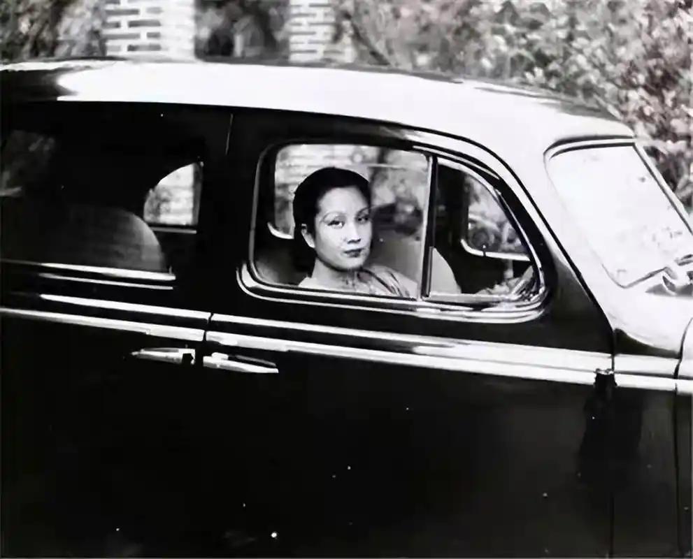 1935年，孙中山之子孙科，对离异的蓝妮一见钟情，后来向她求婚，已有3个孩子的蓝