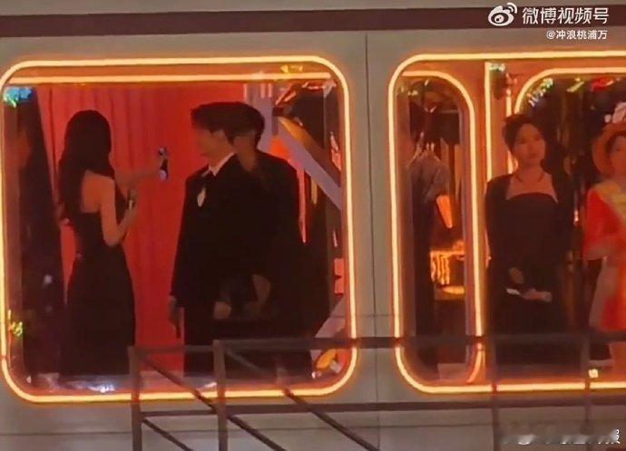 孟子义给王鹤棣看时间孟子义给王鹤棣看手机湖南卫视跨年演唱会跨年夜被轻松氛围治愈，