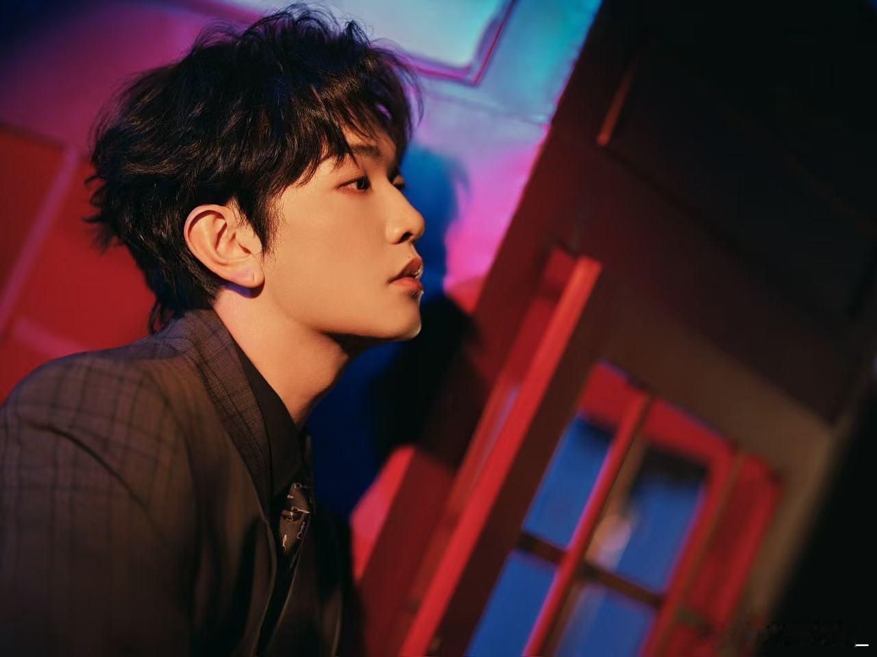 谁接到颜人中电话了颜人中往那儿一站，颜值气质直接拉满男主感，温柔嗓音配上优越身形