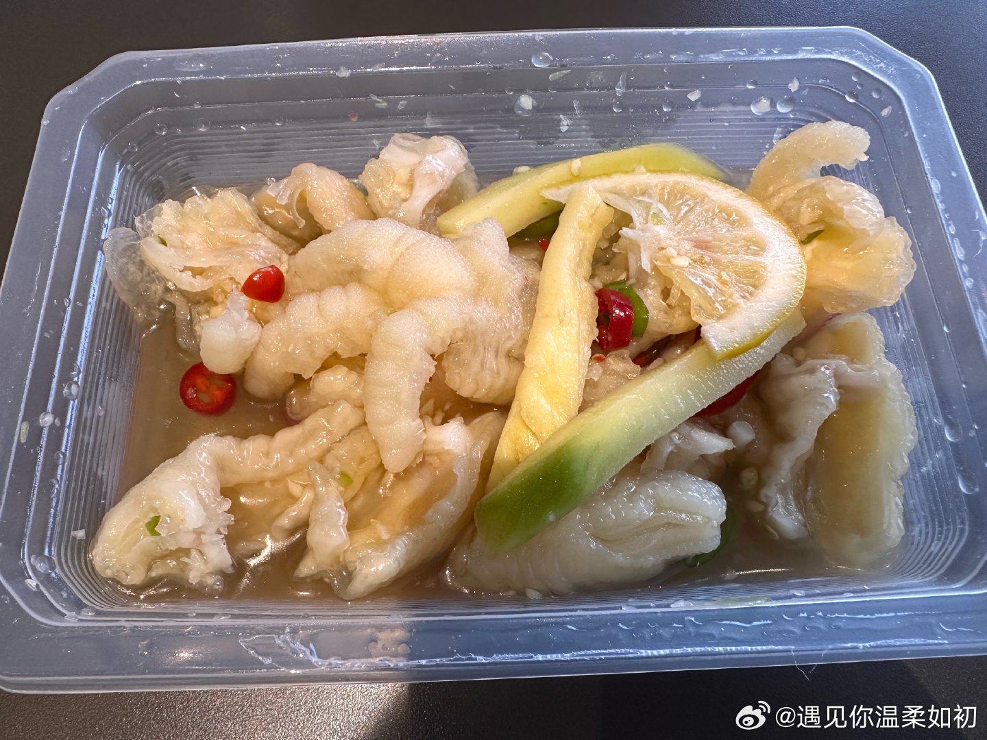 大吉大利，今晚吃鸡。我今天又吃肯德基。这个蛋挞太可爱了吧盒马买的这个酸辣青芒柠檬