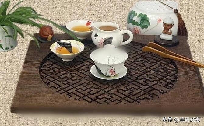 一杯清茶，一席闲谈，真心话茶局最珍贵的，是卸下伪装的真诚。
生活里我们习惯客套寒
