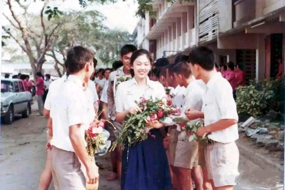 这是泰国前总理英拉少女时代的照片，少女时代的英拉，长得眉清目秀，五官精致，身材苗