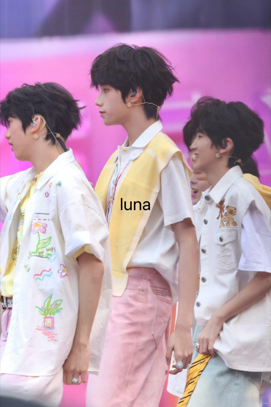 王橹杰新年音乐会妆造王橹杰TF家族新音生图+饭拍，生图是不是也非常能打