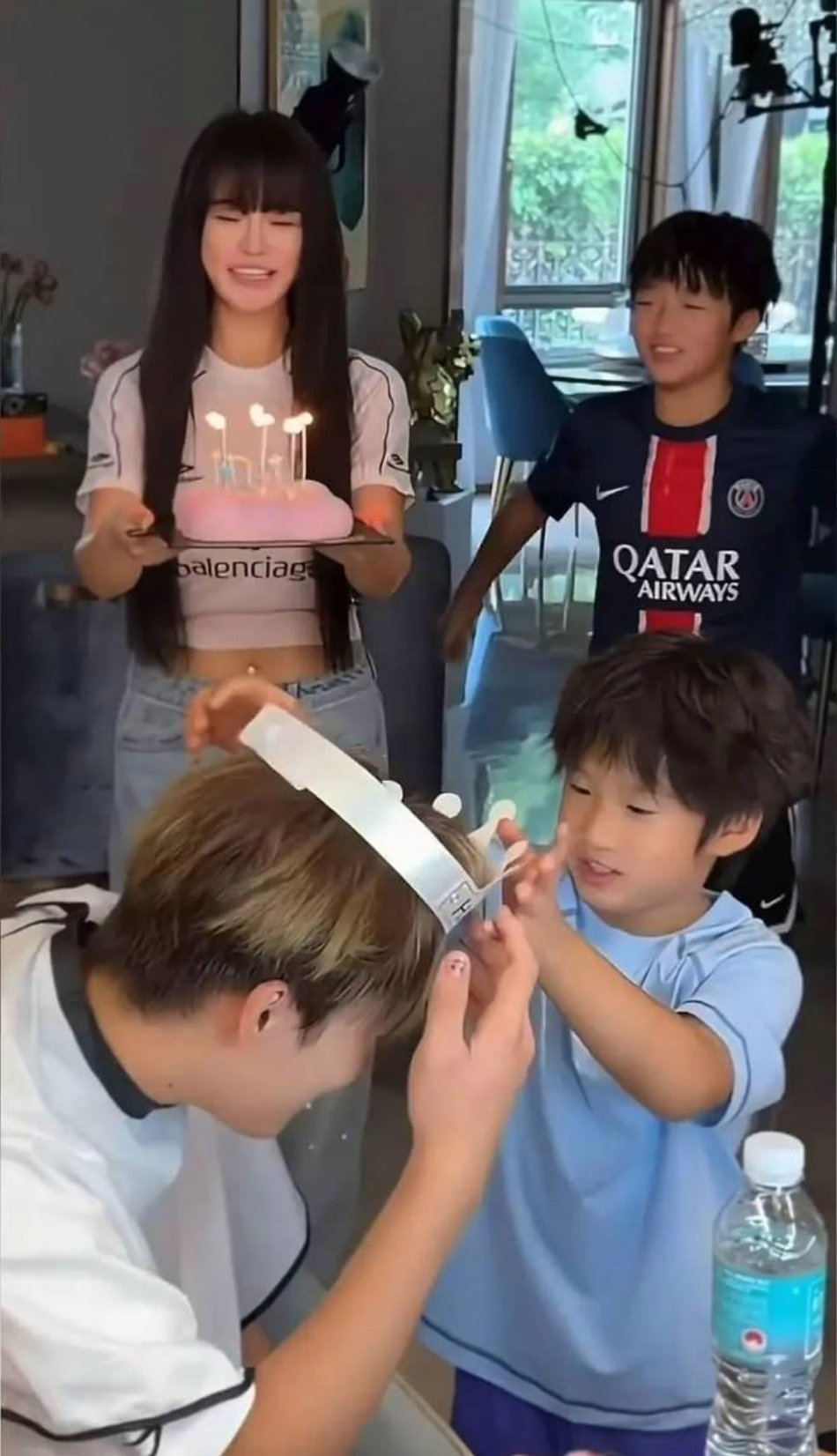 冉莹颖为儿子邹明轩庆祝15岁生日 