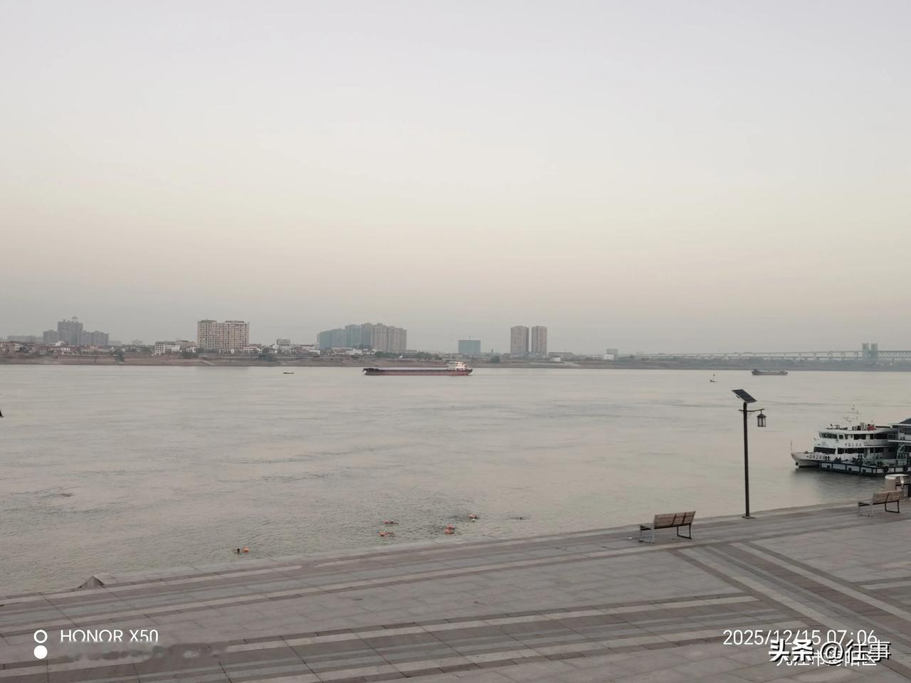 每天坚持晨练打卡，长江岸边晨练打卡分享运动快乐，每天坚持心情愉悦无忧无虑快乐每一