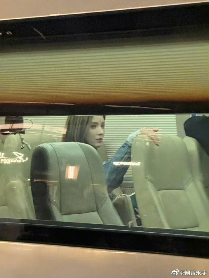 张予曦车窗神图 张予曦车窗抓拍太惊艳，简约穿搭也藏不住美貌，每一帧都像精心拍摄的