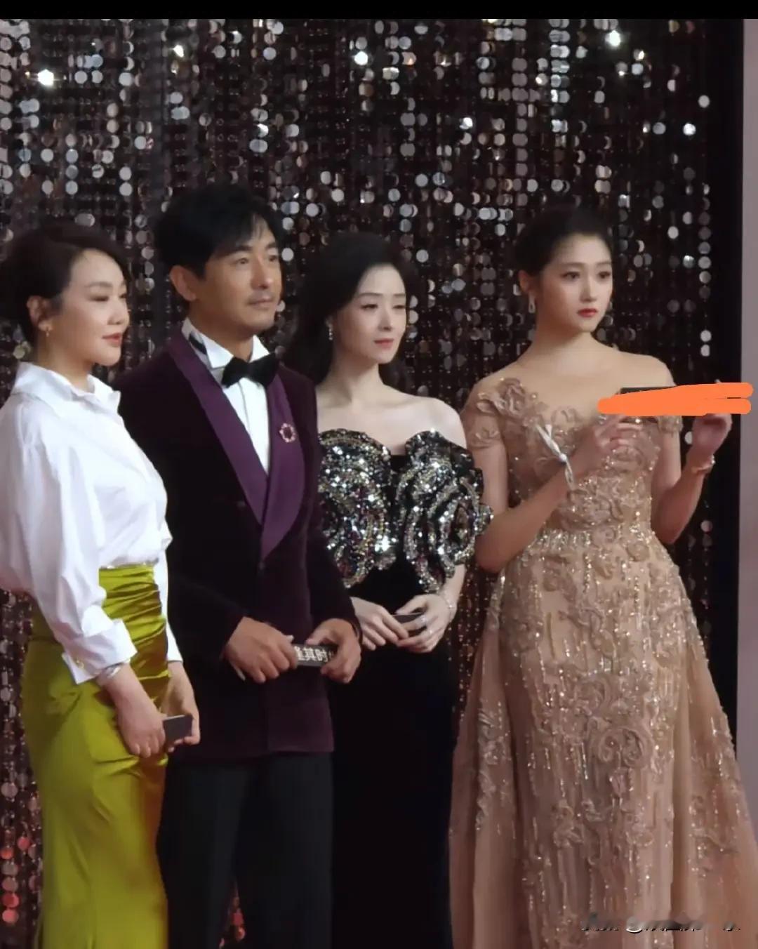 关晓彤为什么穿衣服没一次好看？明明个子很高挑，身材也不错，双腿还很修长，不知道为