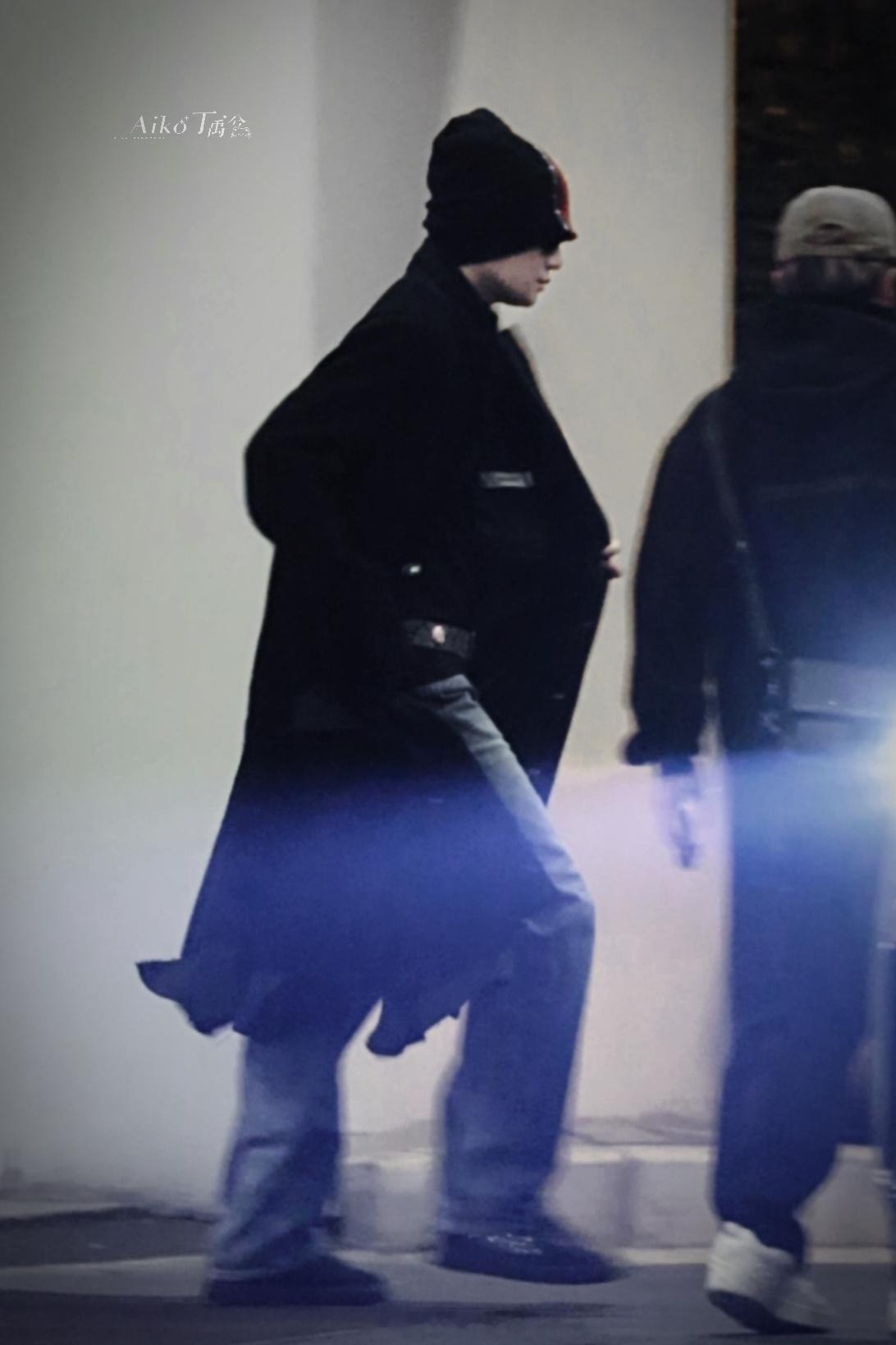 丁禹兮黑色大衣冷帽墨镜造型路透，这实在是太帅了吧！沪上潮男丁禹兮抵达上海