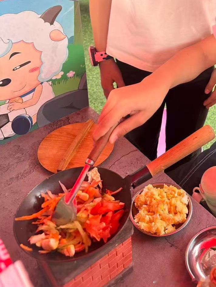孩子的爱。   今天孩子去了一个啥游乐场，居然能做饭。就是那类很迷你的煮饭场合。